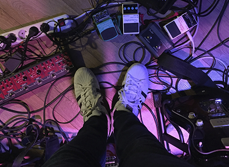 Bändimme mahtuu soittamaan myös pienemmissä tiloissa, ota rohkeasti yhteyttä!